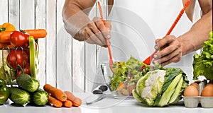 Hombre mano Cocinar hacer mezclar verduras ensalada sobre el La cocina 