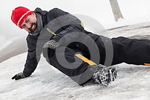 Hombre tiene accidente sobre el glacial calles 