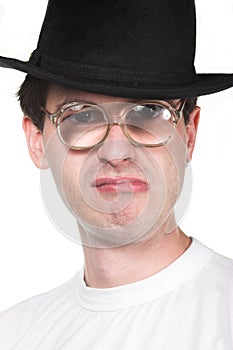 Muž v klobúk a okuliare 