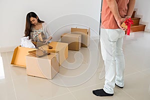 Man hide gift to woman after move to new house