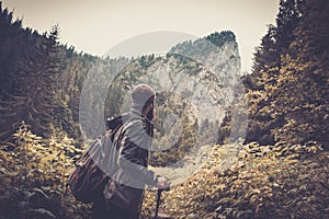 Muž turista v horskom lese