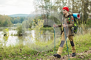 Muž s turistickým vybavením procházky v lese