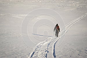 Uomo turismo inverno sul la neve marciapiede 