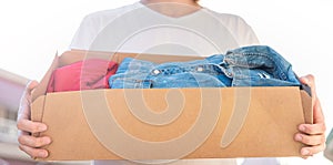 Embalaje usado la ropa sobre el vender sobre el red informática mundial 