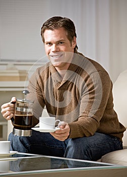 Uomo possesso caffè caraffa fusione tazza da caffè 