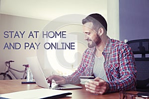 Muž držanie úver karta a prenosný počítač. pripojený do internetovej siete nakupovanie 