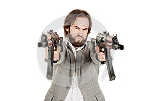 Uomo possesso macchina pistole isolato su sfondo bianco 