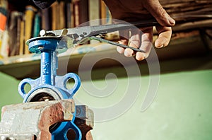 Man holding metallic detail with vices