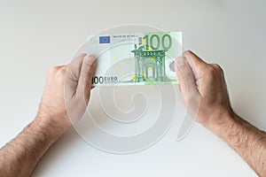 Man holding one hundred Euro banknote