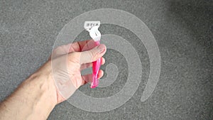 Man holding a razor in his left hand