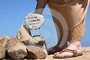 Hombre posesión la roca La biblia verso 87 