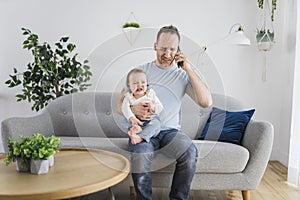 Man holding a screaming baby the father call help on the phone