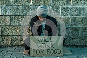 Muž bez domova muž žádá almužna na ulice vůle jídlo. z bez domova osoba narkoman chudoba 