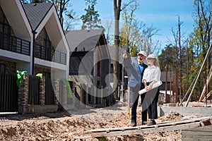 Man house developer asking questions to woman head architect about construction