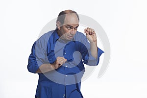 Man indicating small size with fingers, horizontal