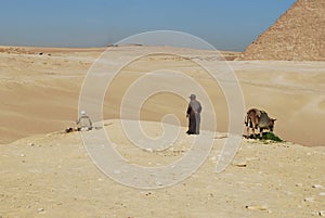 Man infront of pyramide in Egypte