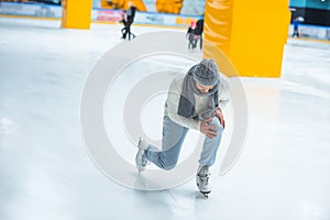 man injured knee while skated