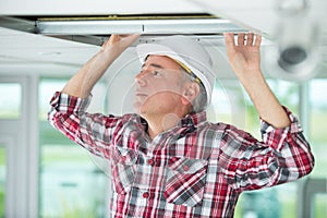 man install suspended ceiling in house