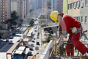 Uomo installazione asta orizzontalmente 