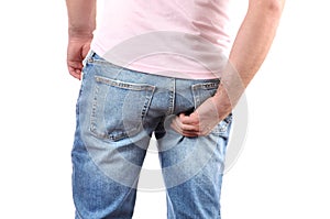 Muž v džíny poškrábání ruka jeho svědivý 