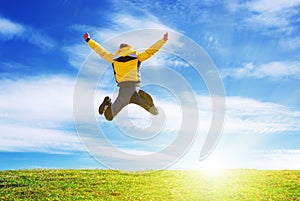 Hombre saltar sobre el prado verde 