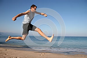 Uomo saltando sul Spiaggia 