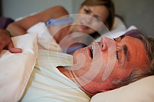 Uomo gestione una donna svegliarsi un letto russare 