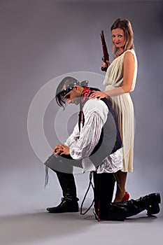 Man kneeling woman musket