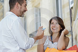 man lends credit card to girlfriend