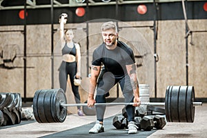 Man lifting up a burbell in the gym