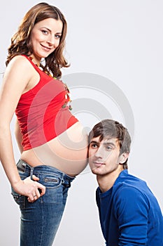 Man listen pregnant wife's belly