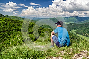 Muž pri pohľade z kopca Zniev, Slovensko