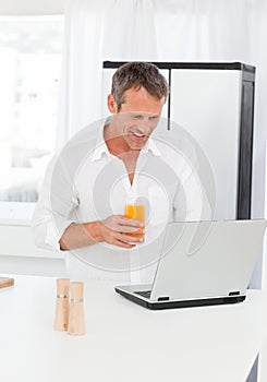 Hombre mira a su computadora portátil 