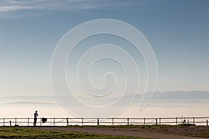 Uomo guarda il mare da nebbia 