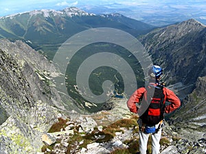 Muž pri pohľade z vrcholu hory