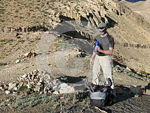 Man lost in desert - way from Muktinath to Kagbeni, Nepal