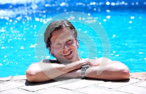 Uomo sdraiarsi sul pagina da nuoto piscina il sole 