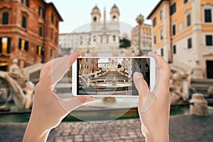 A man makes a photo of Spanish Steps