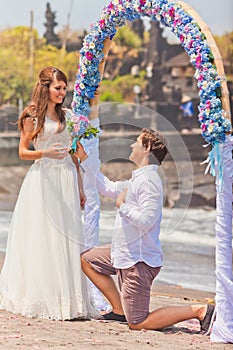 Man makes a proposal to his girlfriend