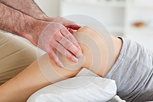 Hombre masaje acostada rodilla 