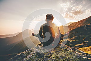 Hombre meditación sobre el atardecer montanas 