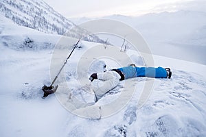 Man mountaineer sleeping die on snow ridge