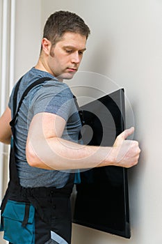 Man mounting TV