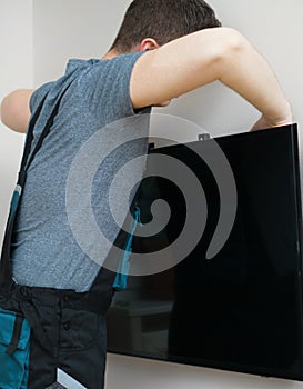 Man mounting TV