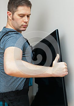 Man mounting TV