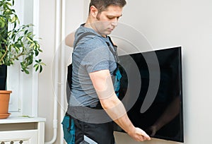 Man mounting TV