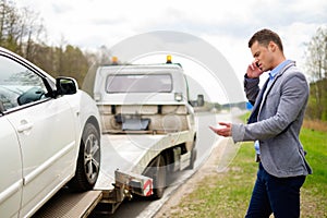 Muž nejblíže jeho zlomený auto na silniční 