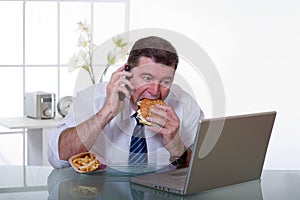 Hombre sobre el oficina comer insalubre comida 