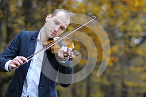 Man performing at violin photo