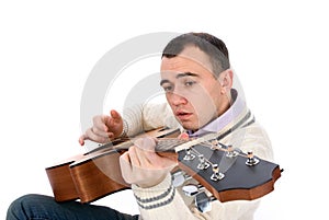 Man playing an guitar